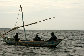 Pescatori sul loro Dhow con vela raccolta 